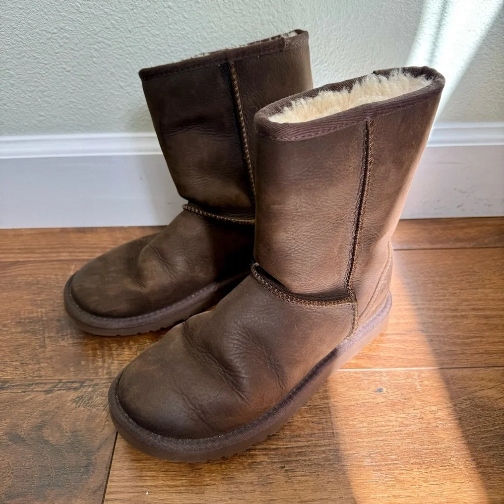 UGG Size 6 Classic Short Chocolate Brown Boots